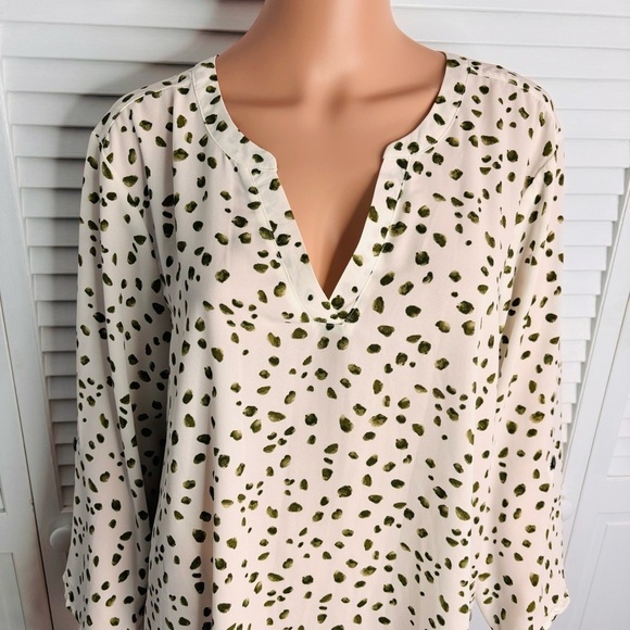 MAURICES White Green Spotted V-Neck Blouse Size XXL - Picture 2 of 8